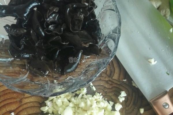 蒜蓉西兰花炒黑木耳的做法图解2