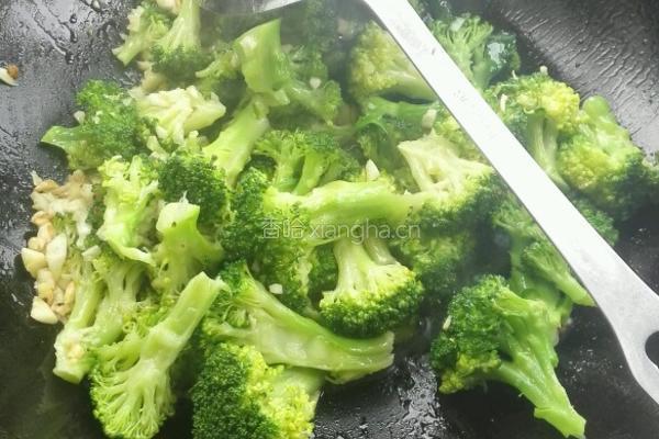 蒜蓉西兰花炒黑木耳的做法图解5
