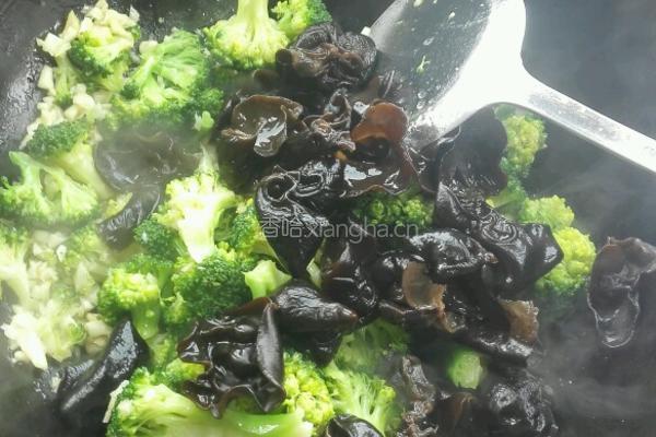 蒜蓉西兰花炒黑木耳的做法图解6