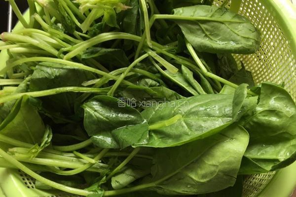凉拌花生米菠菜的做法图解1