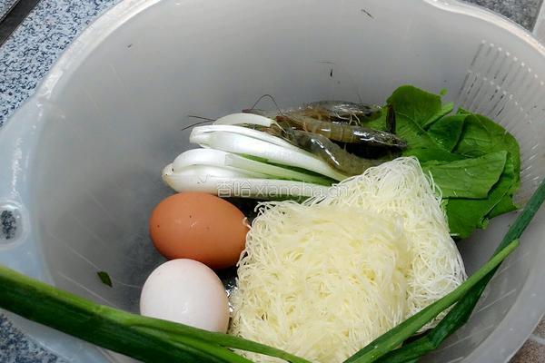 鸡蛋炒米线的做法图解1