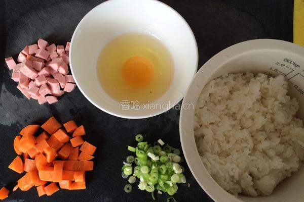 香肠胡萝卜蛋炒饭的做法图解1
