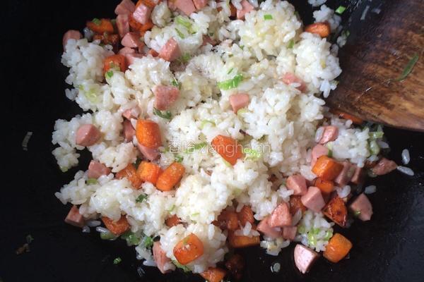 香肠胡萝卜蛋炒饭的做法图解8