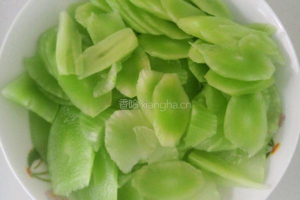 鸡蛋炒莴笋的做法图解1