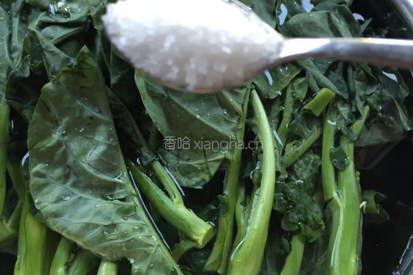 芥兰炒湘西腊肉的做法图解2