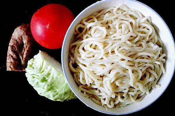 香肠炒面条的做法图解1