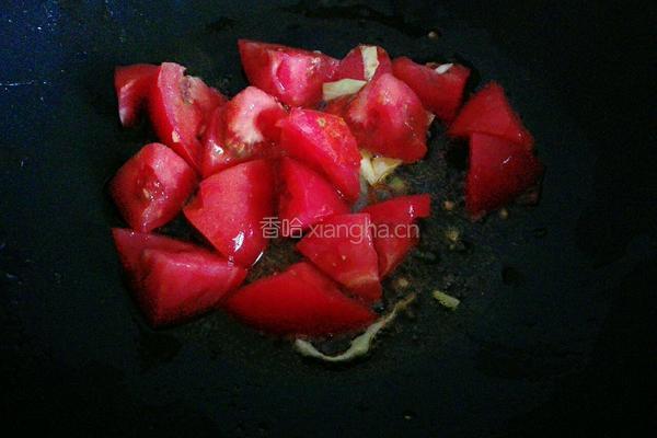 香肠炒面条的做法图解3