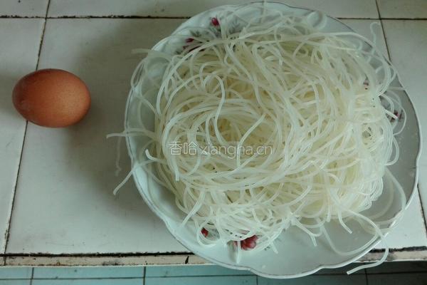 鸡蛋生菜炒米粉的做法图解1