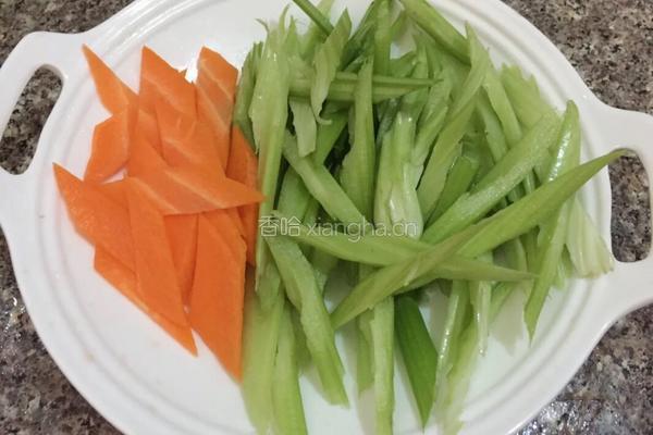 西芹凉拌腐竹的做法图解1