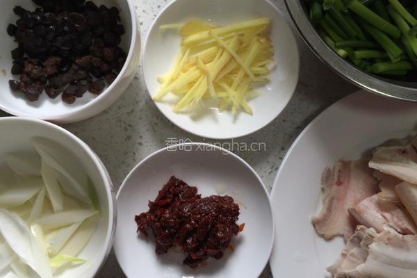 蒜薹回锅肉的做法图解1