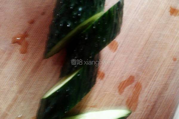 黄瓜炒火腿鸡蛋的做法图解2