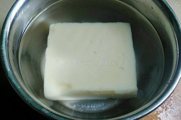 凉拌米豆腐的做法图解2