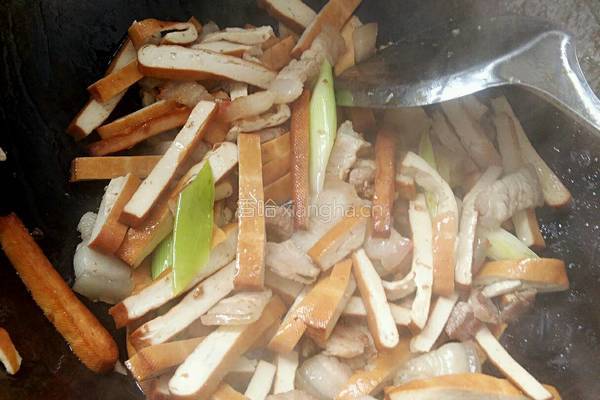 五花肉青蒜炒豆干的做法图解6