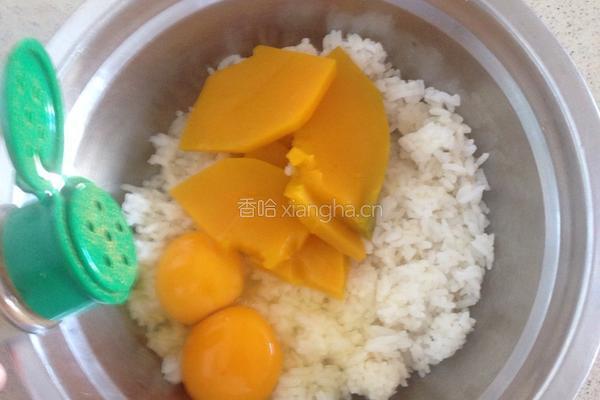 米饭鸡蛋饼的做法图解1