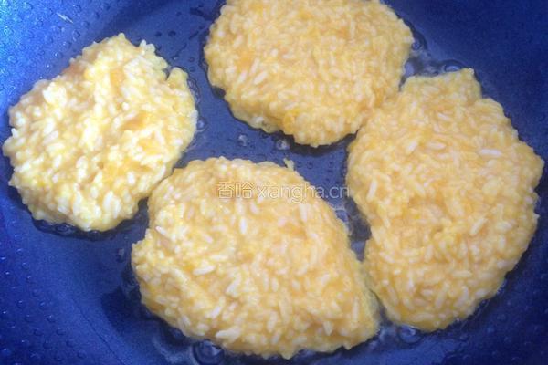 米饭鸡蛋饼的做法图解2