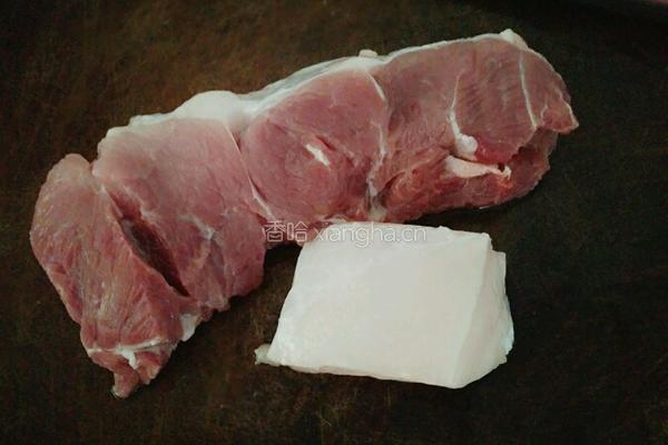 荸荠红萝卜小菜心肉饼汤的做法图解1