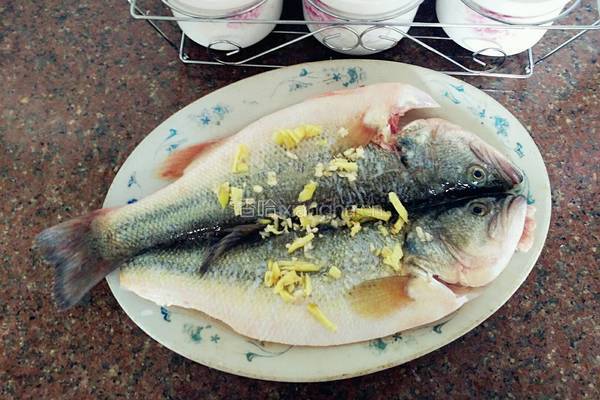 清蒸鱸魚的做法图解2