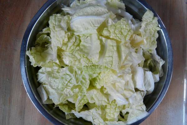 猪肉白菜炖粉条的做法图解1