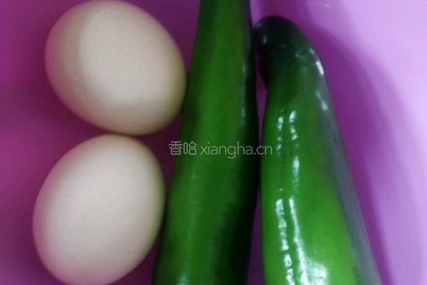 青椒炒鸡蛋的做法图解1