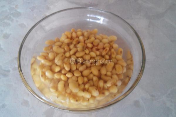 黑芝麻核桃豆浆的做法图解2