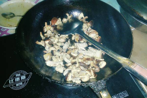 烤肉味香菇小炒肉的做法图解5