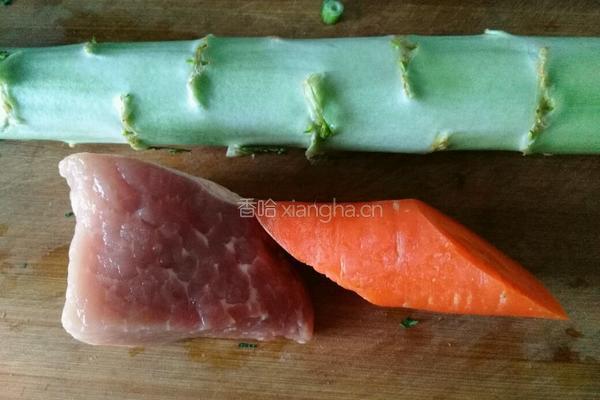 莴笋炒肉片的做法图解1