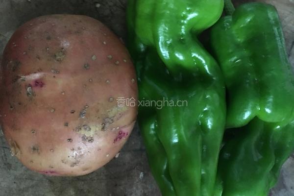 青椒土豆片的做法图解1