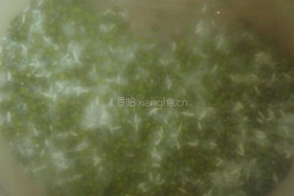大米绿豆粥的做法图解2