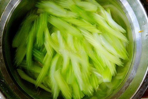 芹菜素炒五香豆干的做法图解3