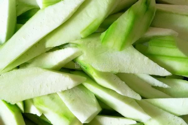 瘦肉炒丝瓜的做法图解2