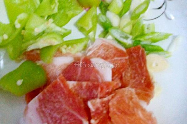 青椒土豆炒肉片的做法图解1