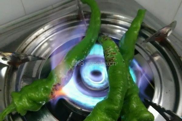 火烧辣椒拌皮蛋的做法图解2
