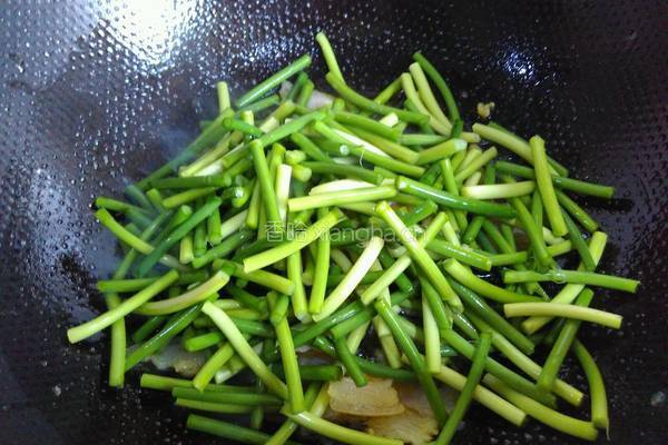 莴苣蒜苗咸肉片的做法图解3