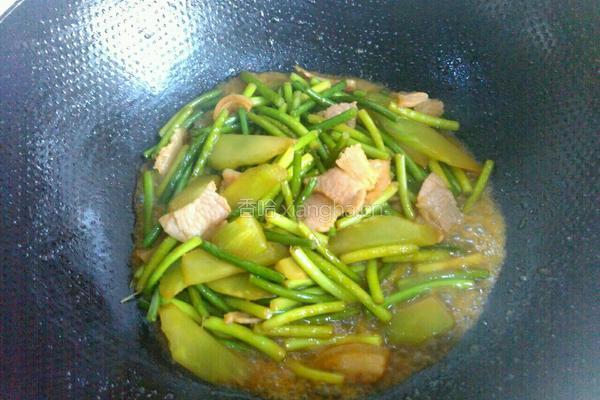 莴苣蒜苗咸肉片的做法图解9