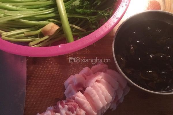 芹菜包子的做法图解2