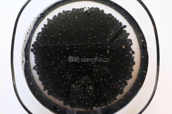醋泡黑豆的做法图解1