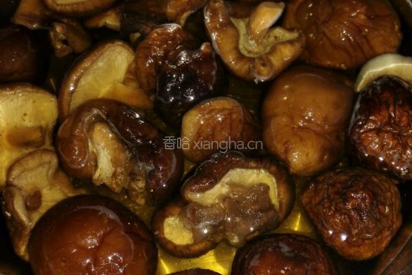 青菜炒香菇的做法图解1