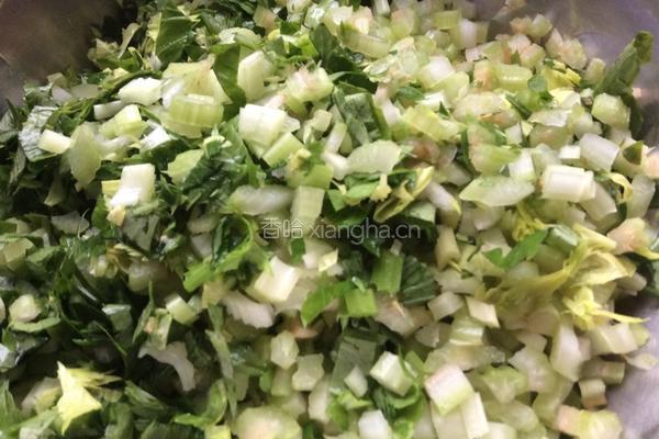 猪肉芹菜馅饺子的做法图解2
