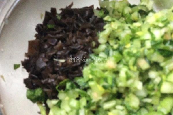 猪肉芹菜馅饺子的做法图解3