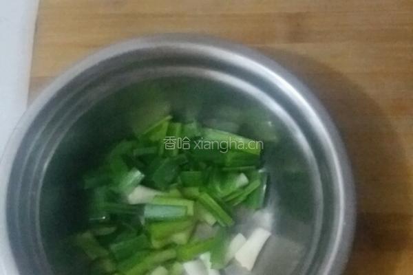豌豆炒肉的做法图解1