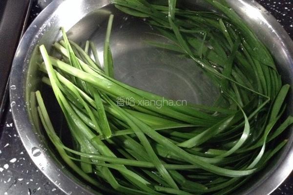 韭菜炒虾仁的做法图解1