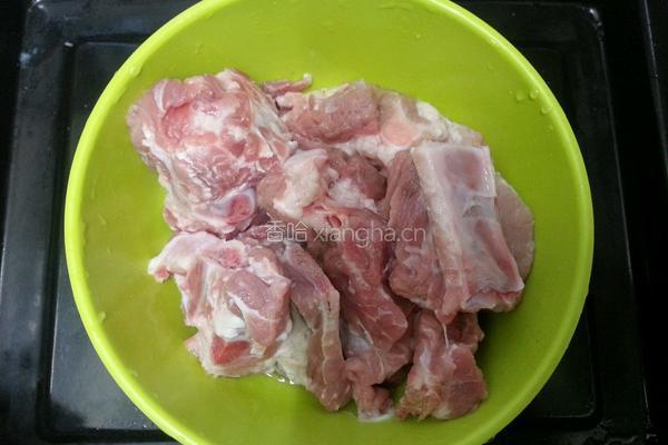 可乐排骨的做法图解1