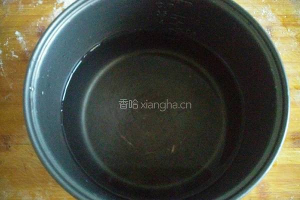 小米红枣银耳粥的做法图解2