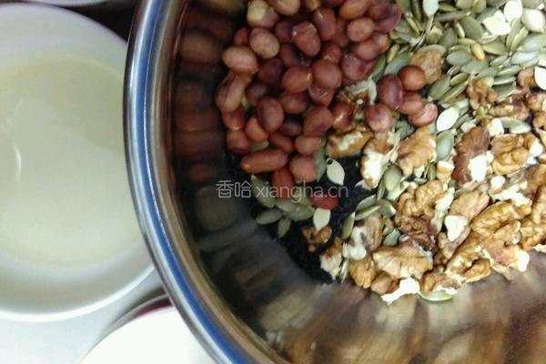 自制五仁馅的做法图解1