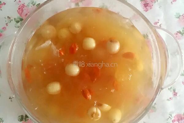 银耳莲子汤的做法图解3