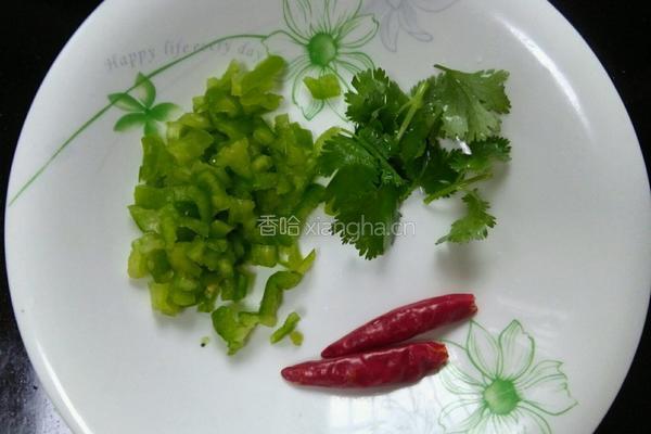 松花蛋拌豆腐的做法图解1
