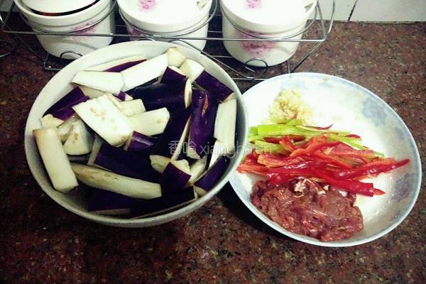 香辣茄子炒肉的做法图解1