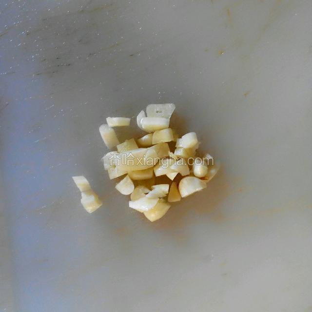 将蒜切碎