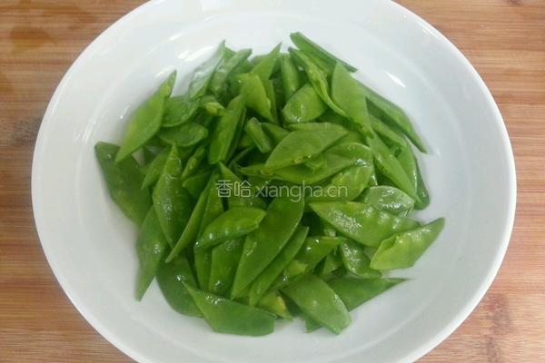 清炒荷兰豆的做法图解1