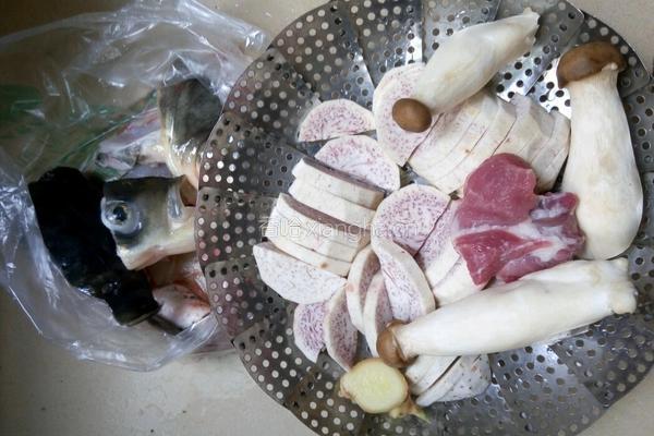 大头鱼芋头杏鲍菇碎肉汤的做法图解3